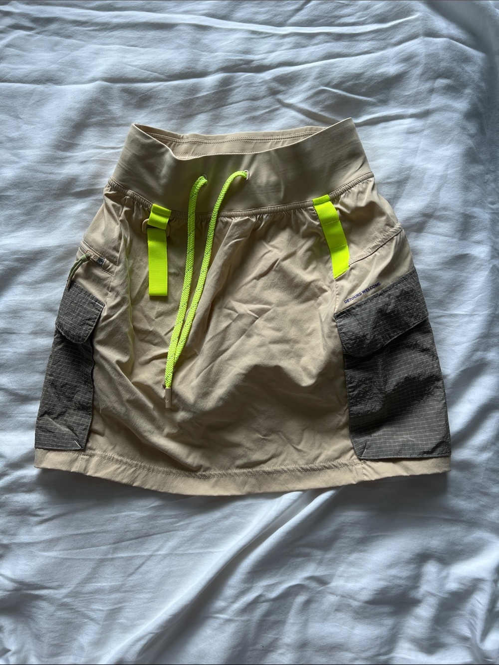 lululemon beige athletic skirt with neon yellow drawcord